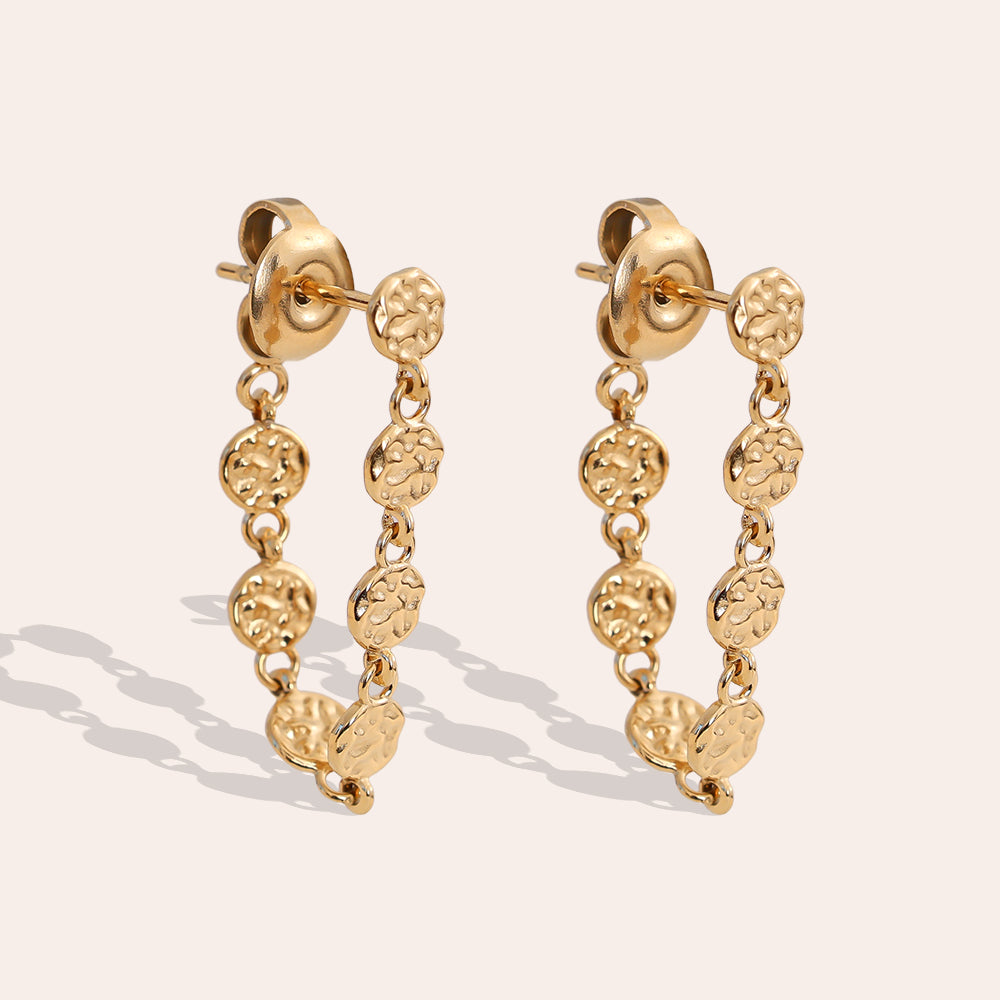 Sorrento Ohrringe in Gold, Ohrstecker mit Kette aus gehämmerten Plättchen, Ansicht 2