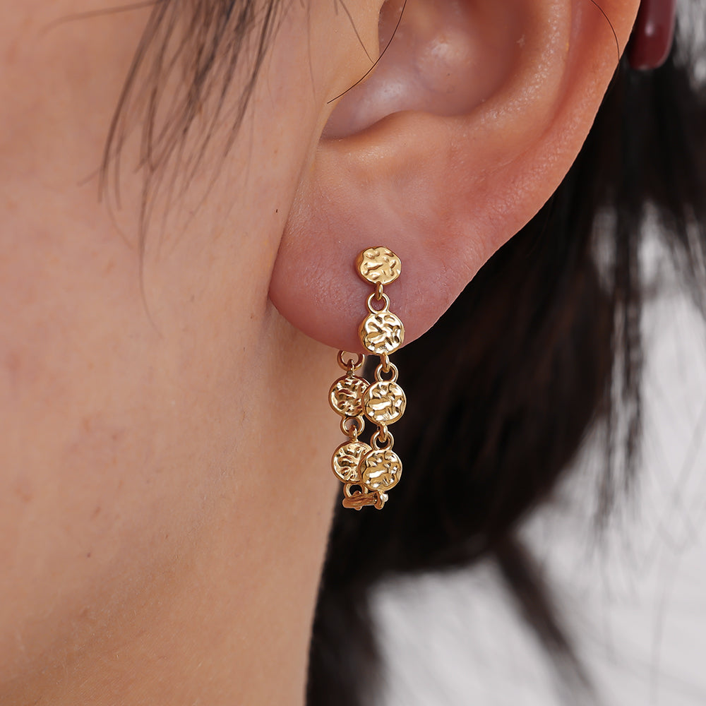 Sorrento Ohrringe in Gold, Ohrstecker mit Kette aus gehämmerten Plättchen, Ansicht 3