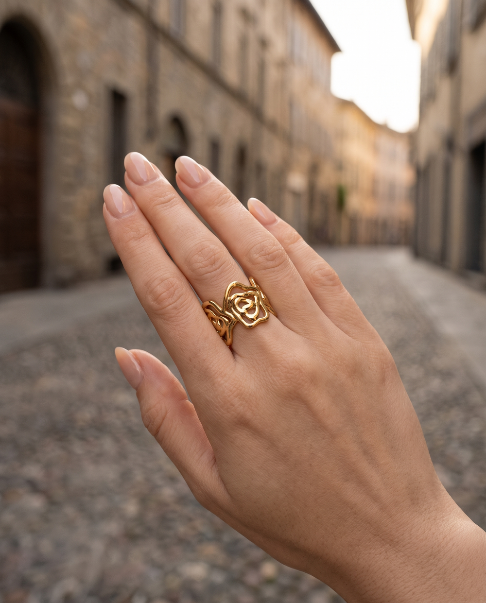 Model trägt Bergamo Ring – fotografiert: Città Alta, Bergamo