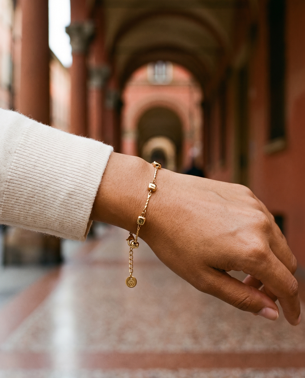 Model trägt Bologna Armband – fotografiert: Portici, Bologna