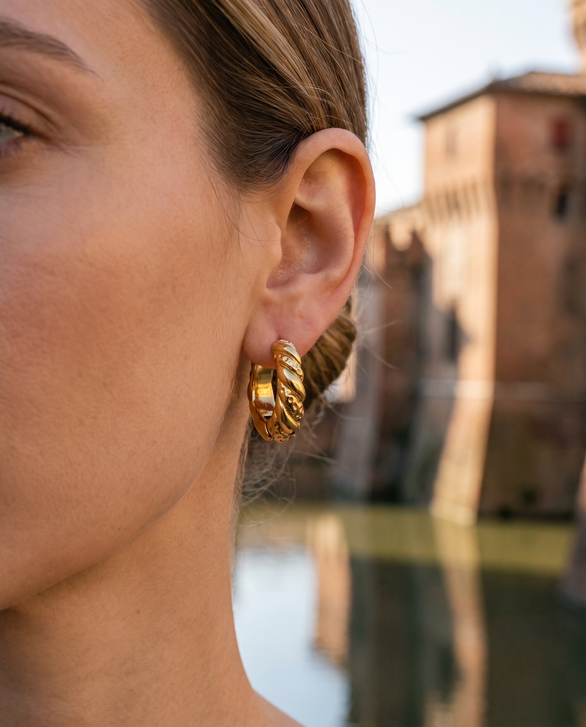 Model trägt Ferrara Ohrringe – fotografiert: Castello Estense, Ferrara