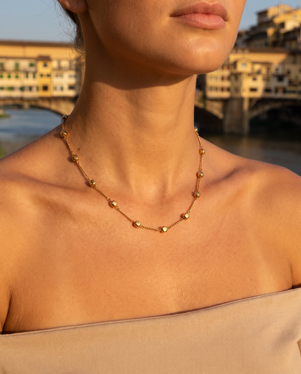 Model trägt Firenze Halskette – fotografiert: Ponte Vecchio, Florenz