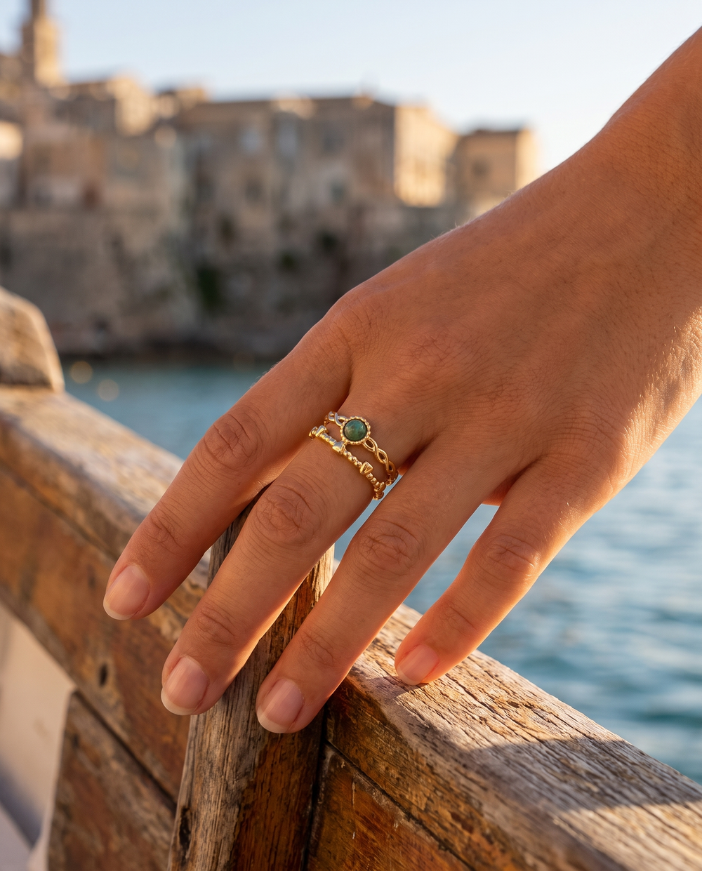Model trägt Gaeta Ring – fotografiert: Altstadt, Gaeta