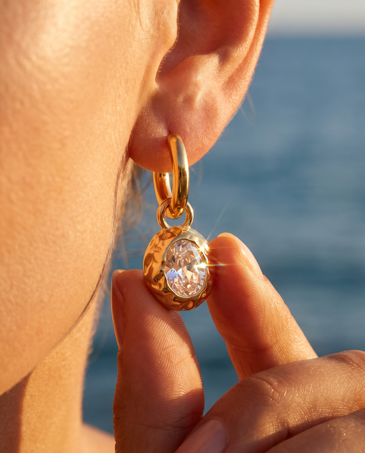 Detail: Lerici Ohrring mit facettiertem Zirkonia am Ohr