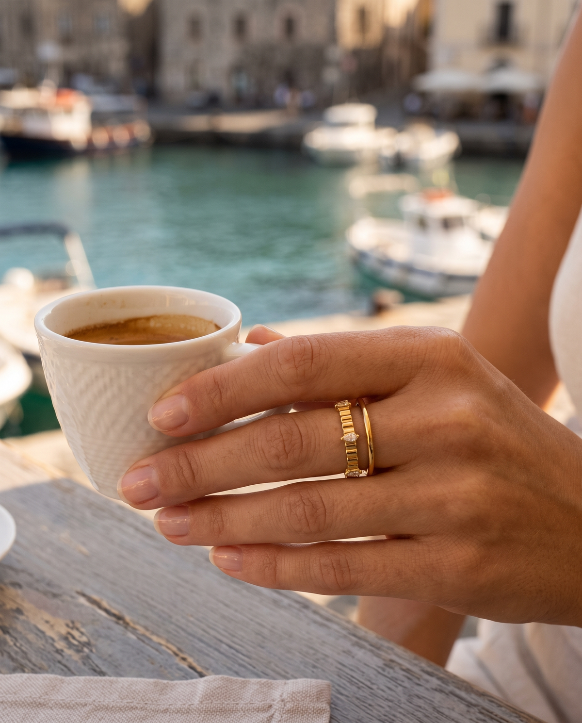 Model trägt Lipari Ring – fotografiert: Marina Corta, Lipari