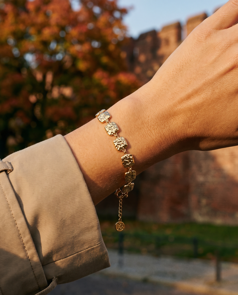 Model trägt Lucca Armband – fotografiert: Stadtmauer, Lucca