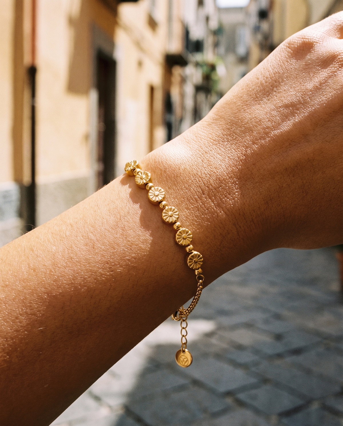 Model trägt Napoli Armband – fotografiert: Gasse in Neapel