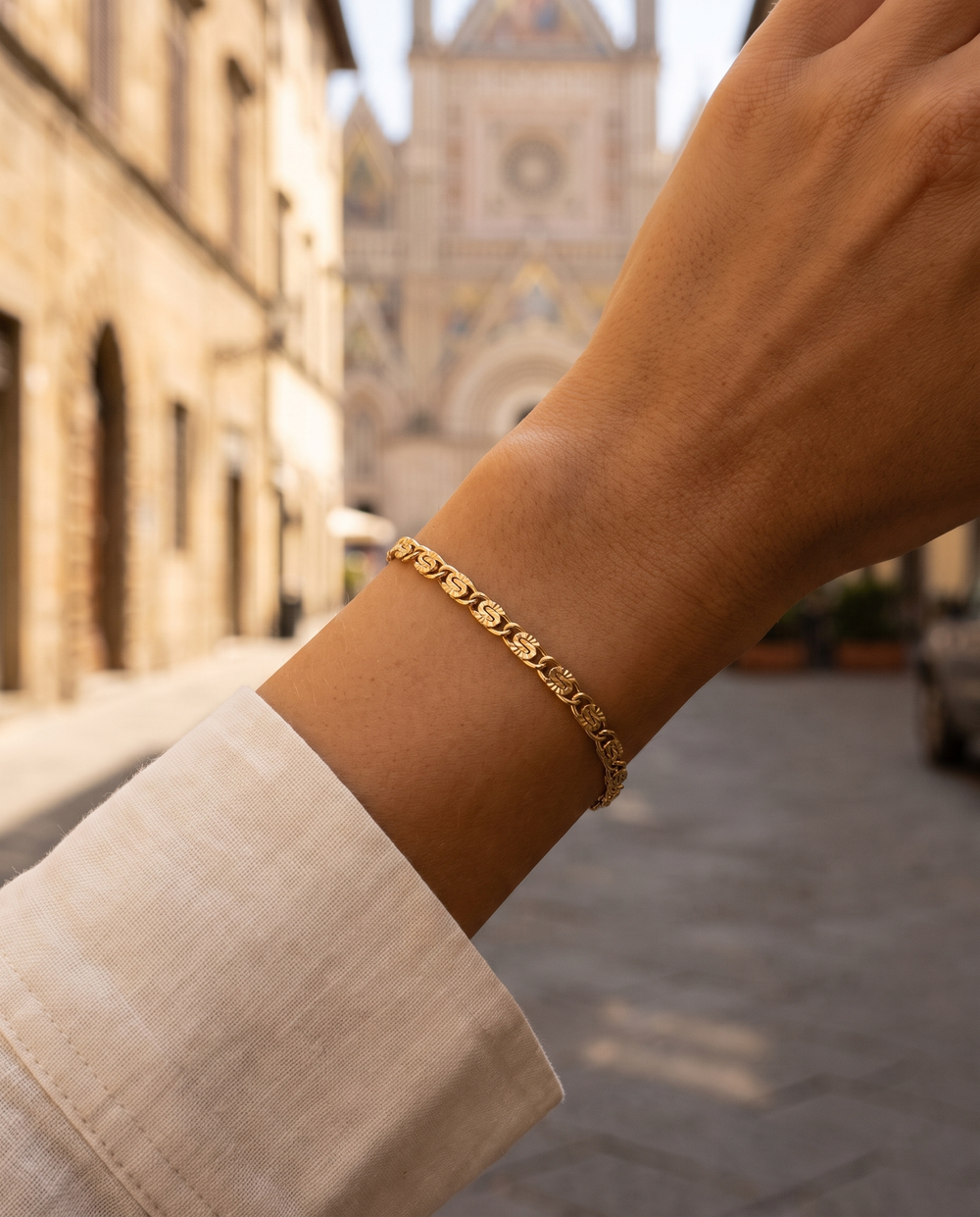 Model trägt Orvieto Armband – fotografiert: Duomo, Orvieto