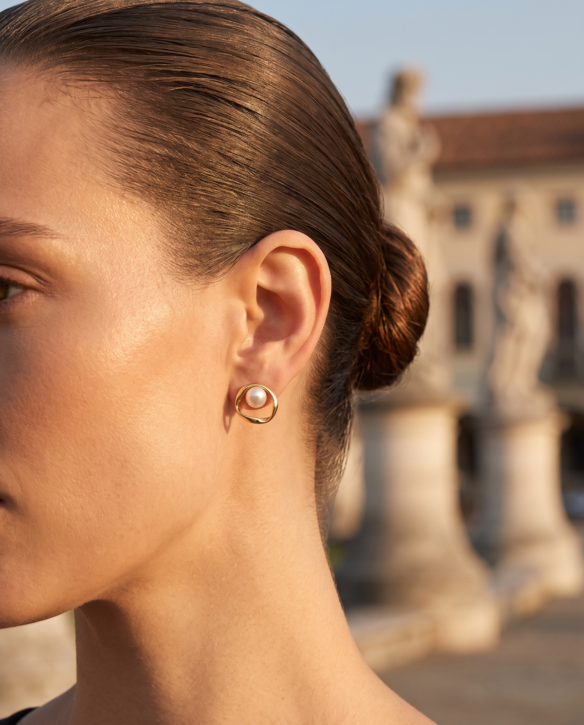 Model trägt Padova Ohrringe – fotografiert: Prato della Valle, Padua