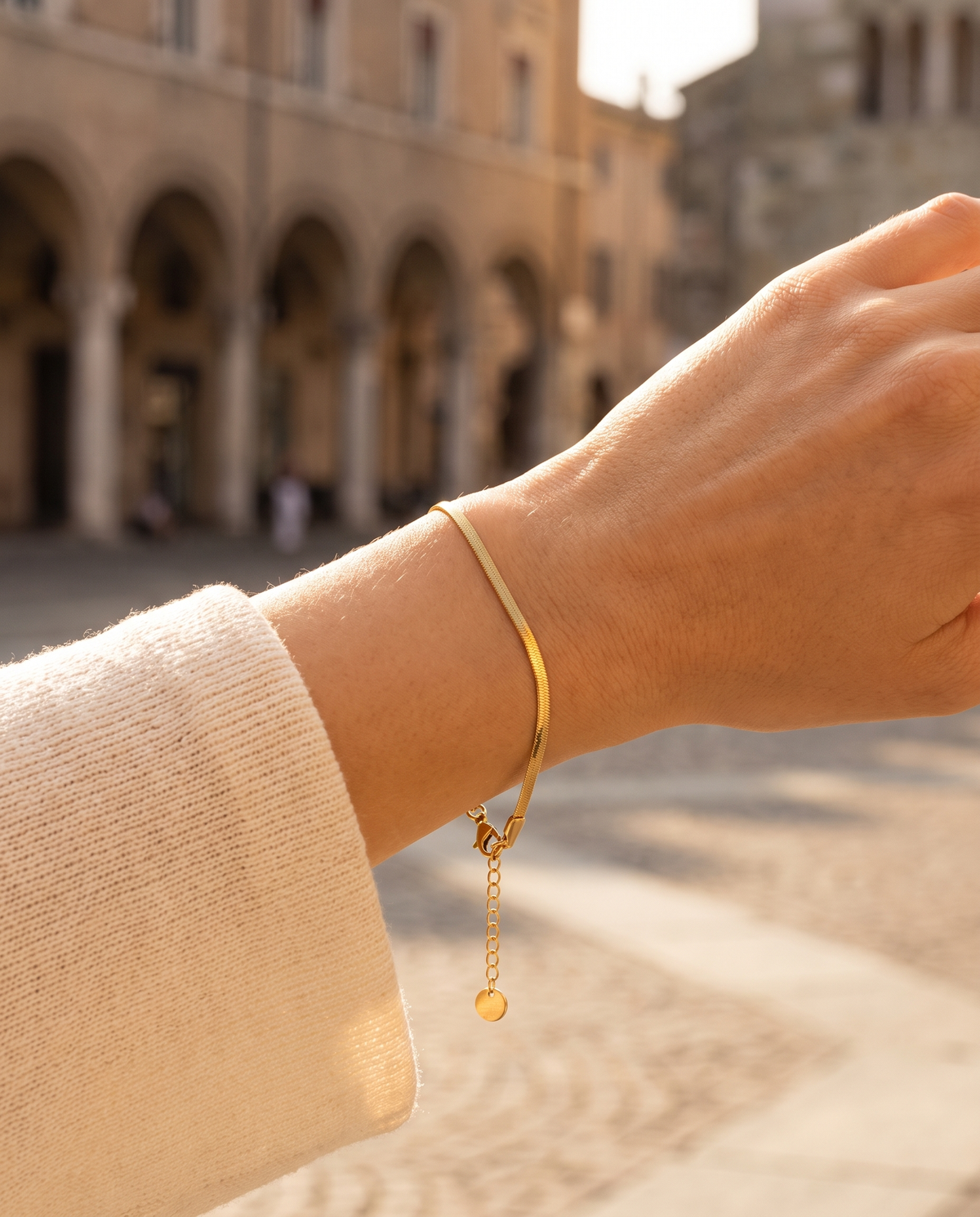 Model trägt Parma Armband – fotografiert: Arkaden, Parma