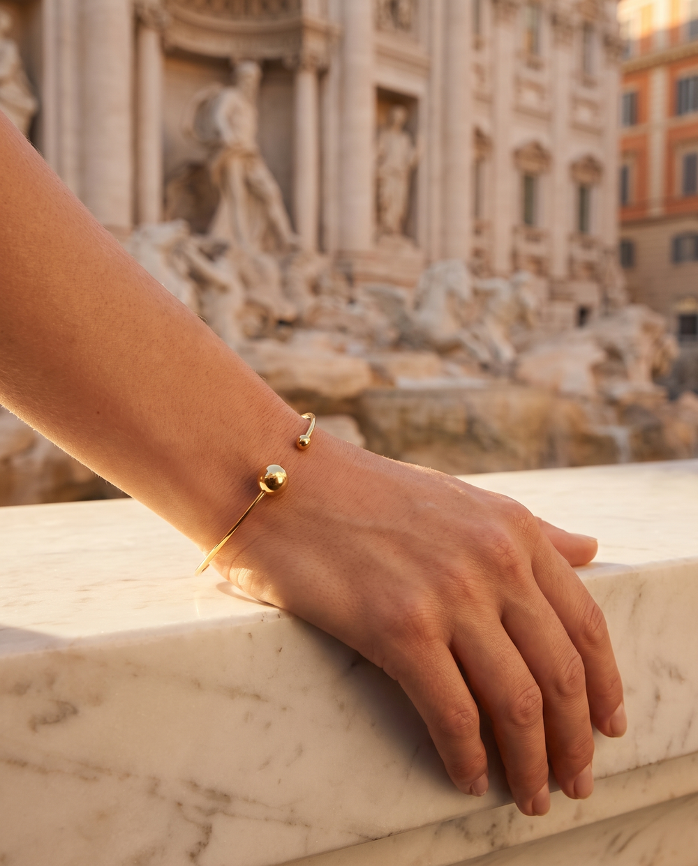 Model trägt Roma Armreif – fotografiert: Fontana di Trevi, Rom