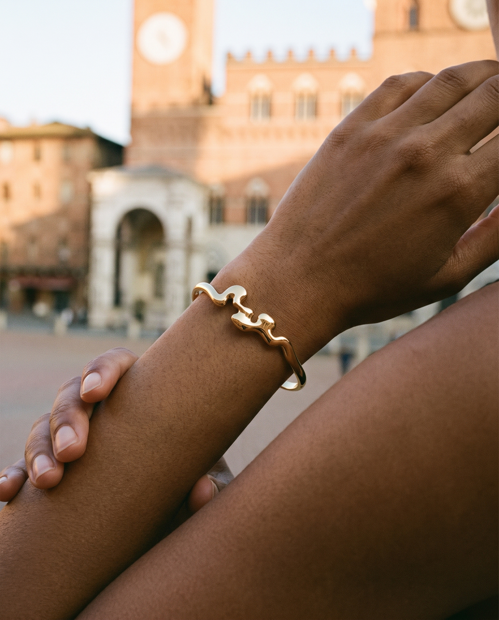 Model trägt Siena Armreif – fotografiert: Piazza del Campo, Siena