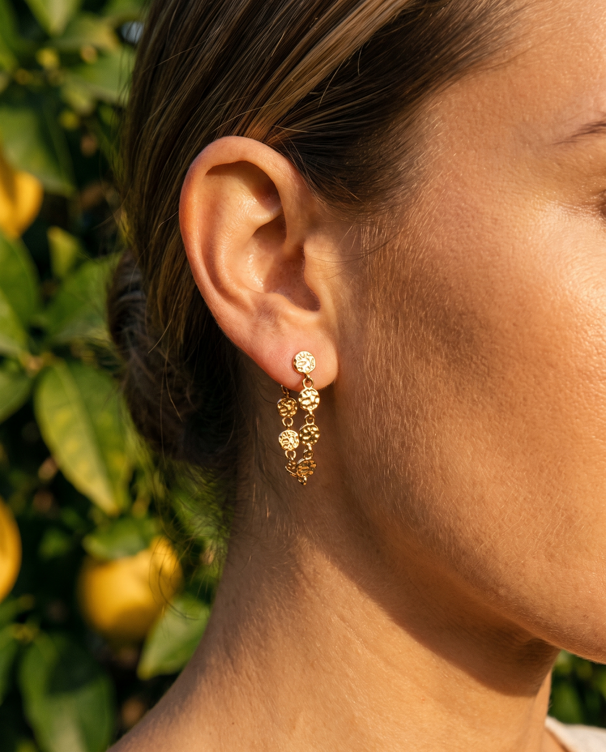Detail: Sorrento Ohrring mit Kette aus gehämmerten Plättchen am Ohr