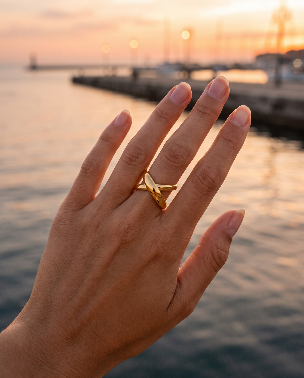 Model trägt Trieste Ring – fotografiert: Molo, Triest