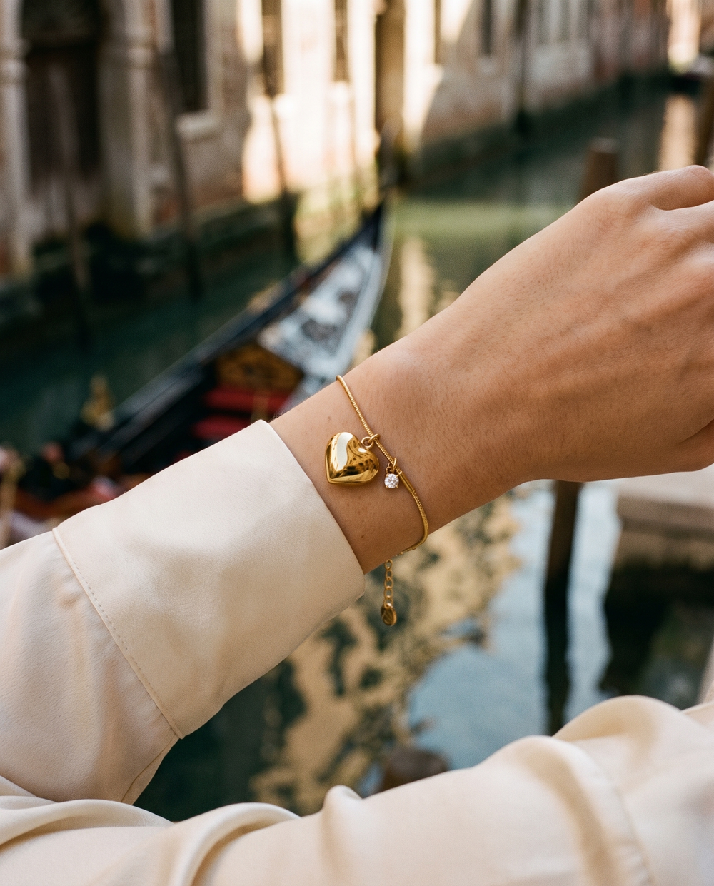 Model trägt Venezia Armband – fotografiert: Kanal, Venedig