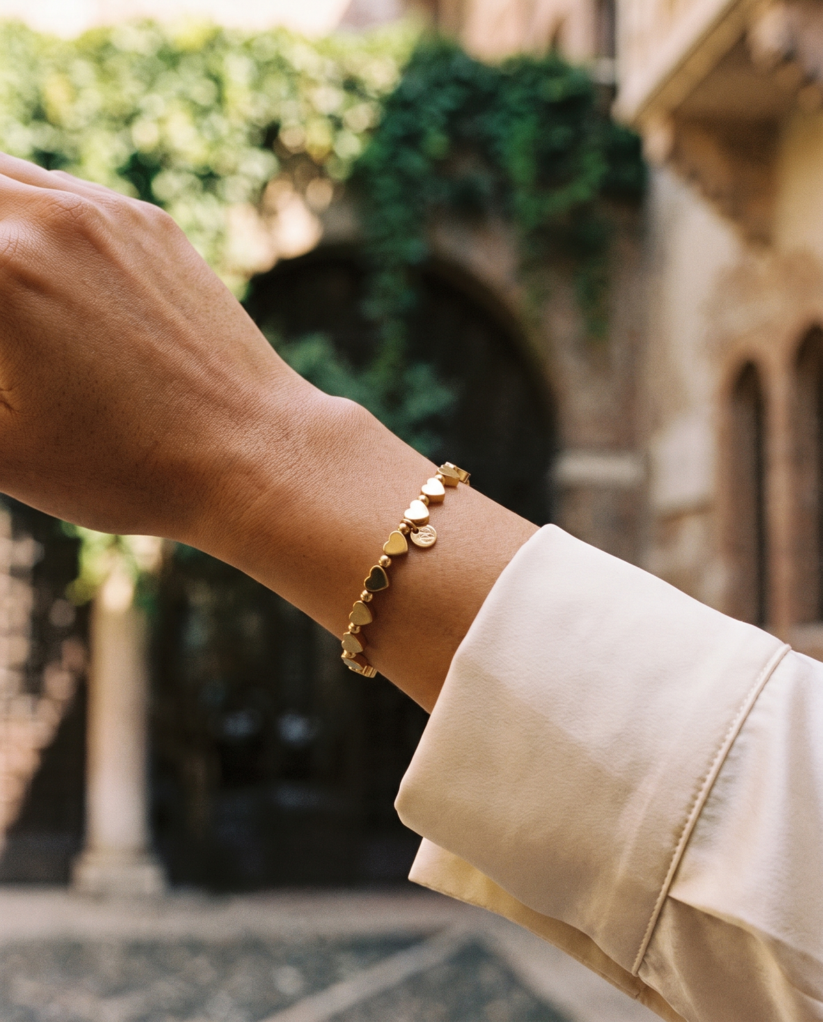 Model trägt Verona Armband – fotografiert: Innenhof, Verona